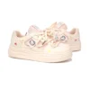 Kolors Candy Tenis Casual para Mujer Blanco y Rosa con Accesorios Decorativos